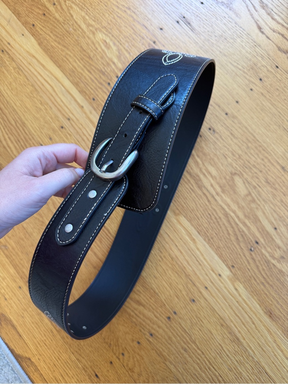Women’s Wide Leather Guitar-Style Belt in Black